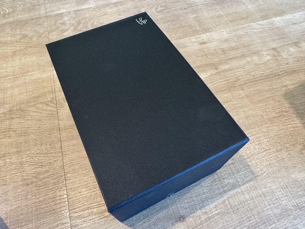 重厚なブラックの化粧箱