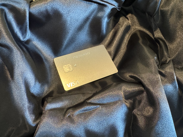 光沢を放つ黒い布に包まれたPRESIDENT CARD