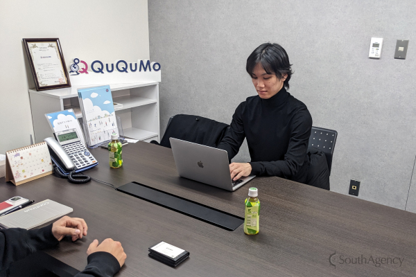 奥平がQuQuMoに取材した時の写真